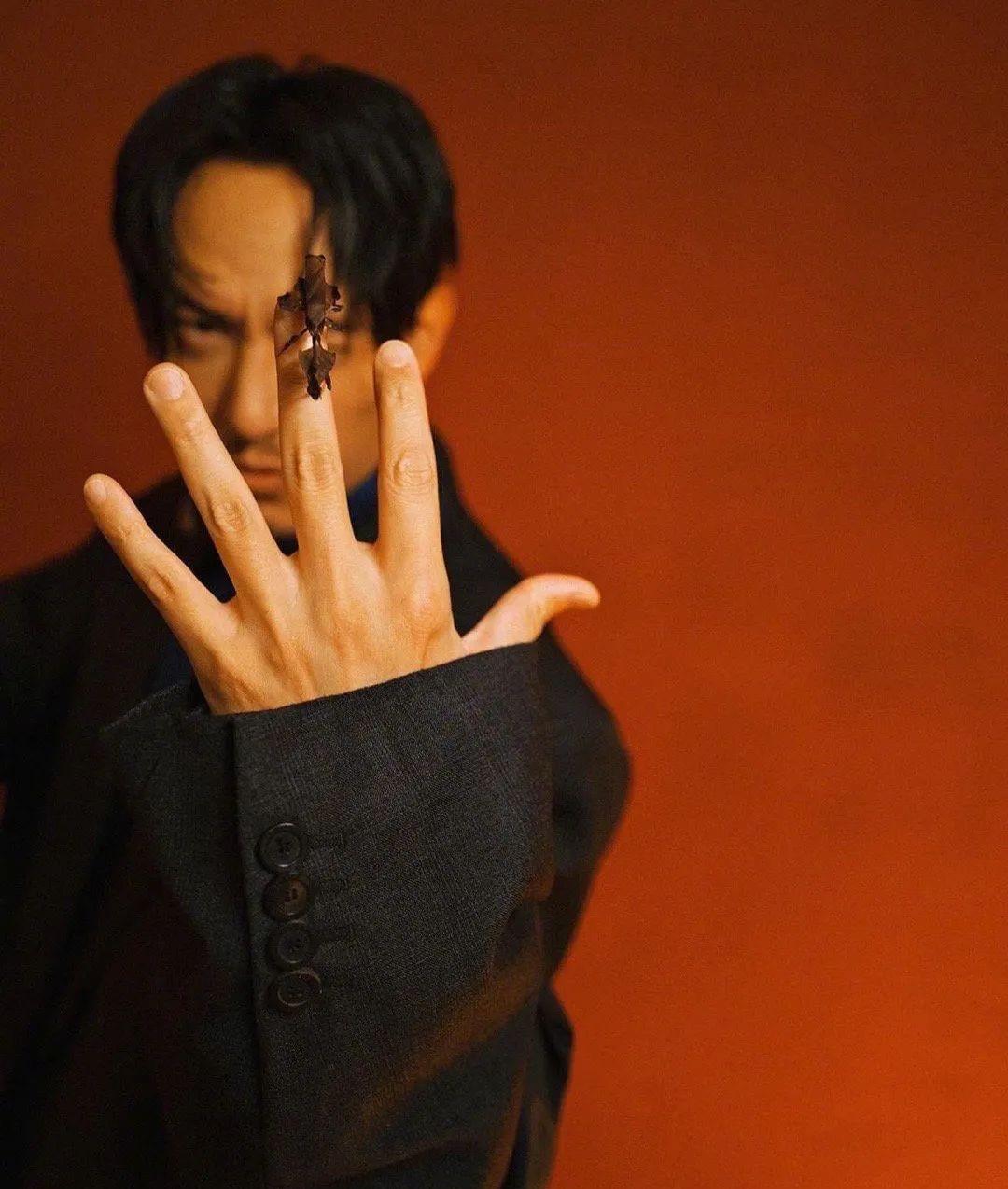 育邻人|组图：男星张震休闲风格杂志大片，新作《沙丘》热映