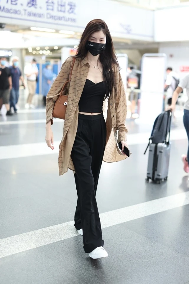 衬衫|何穗的造型真养眼，阔腿裤+衬衫尽显超模范，没浪费178cm的身材