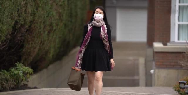 衬衫|孟晚舟时隔1日又现身,穿黑裙配丝巾,收紧腰线露大腿真霸气