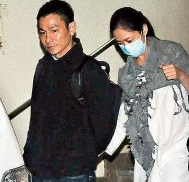 刘德华|23年“隐形人”，容忍丈夫花边新闻，朱丽倩为刘德华的付出有点大