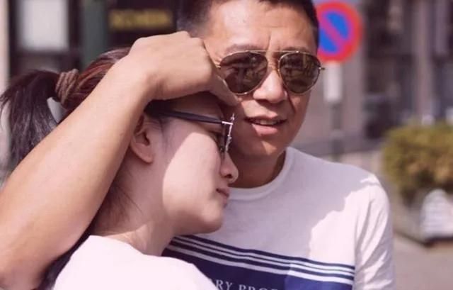 李小冉|演员李小冉，40岁苦尽甘来，5个亿随便花，被丈夫宠成宝