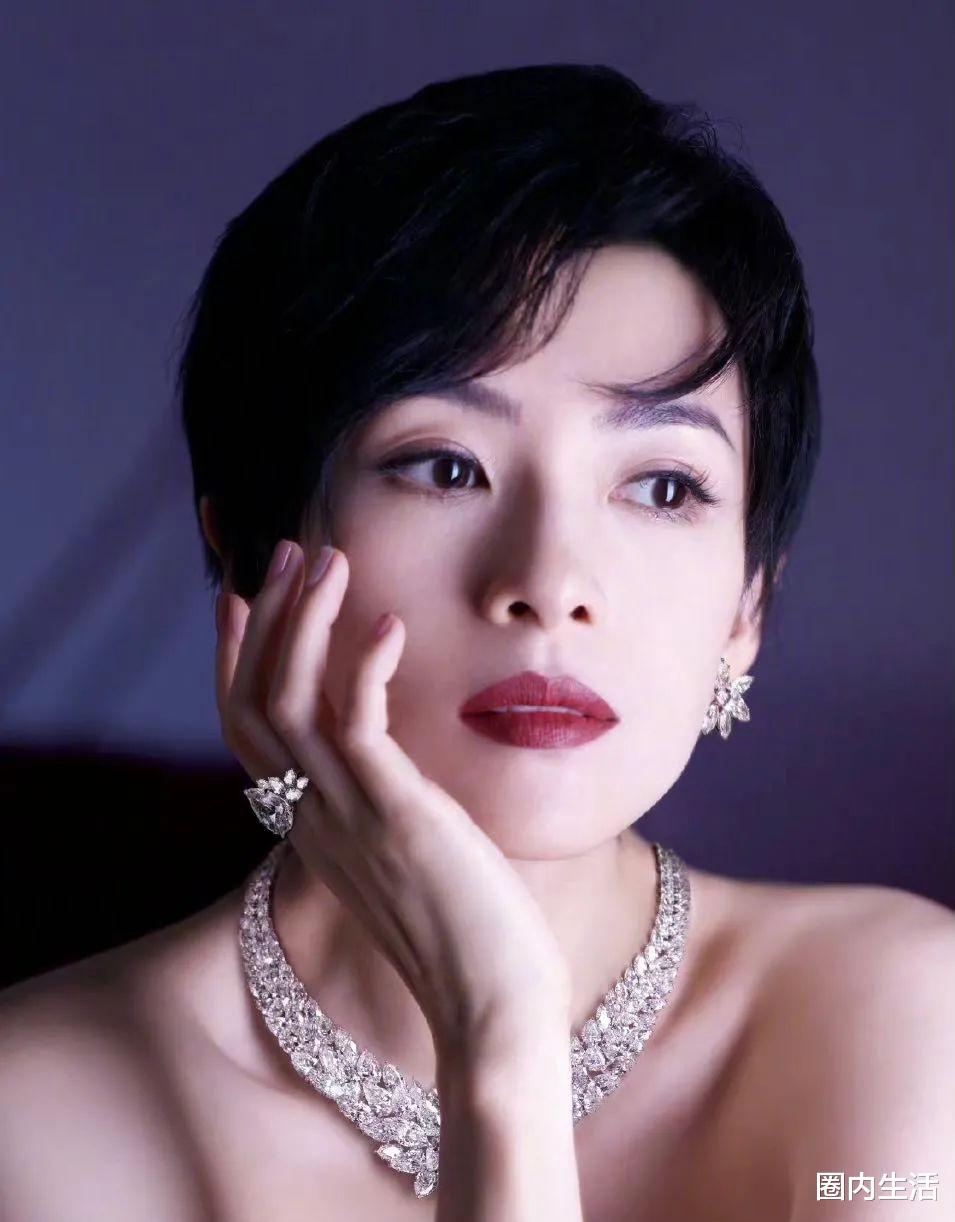 成毅|成毅最近在走仙气路线，团队动不动就会放出一些“仙气飘飘”的路透图