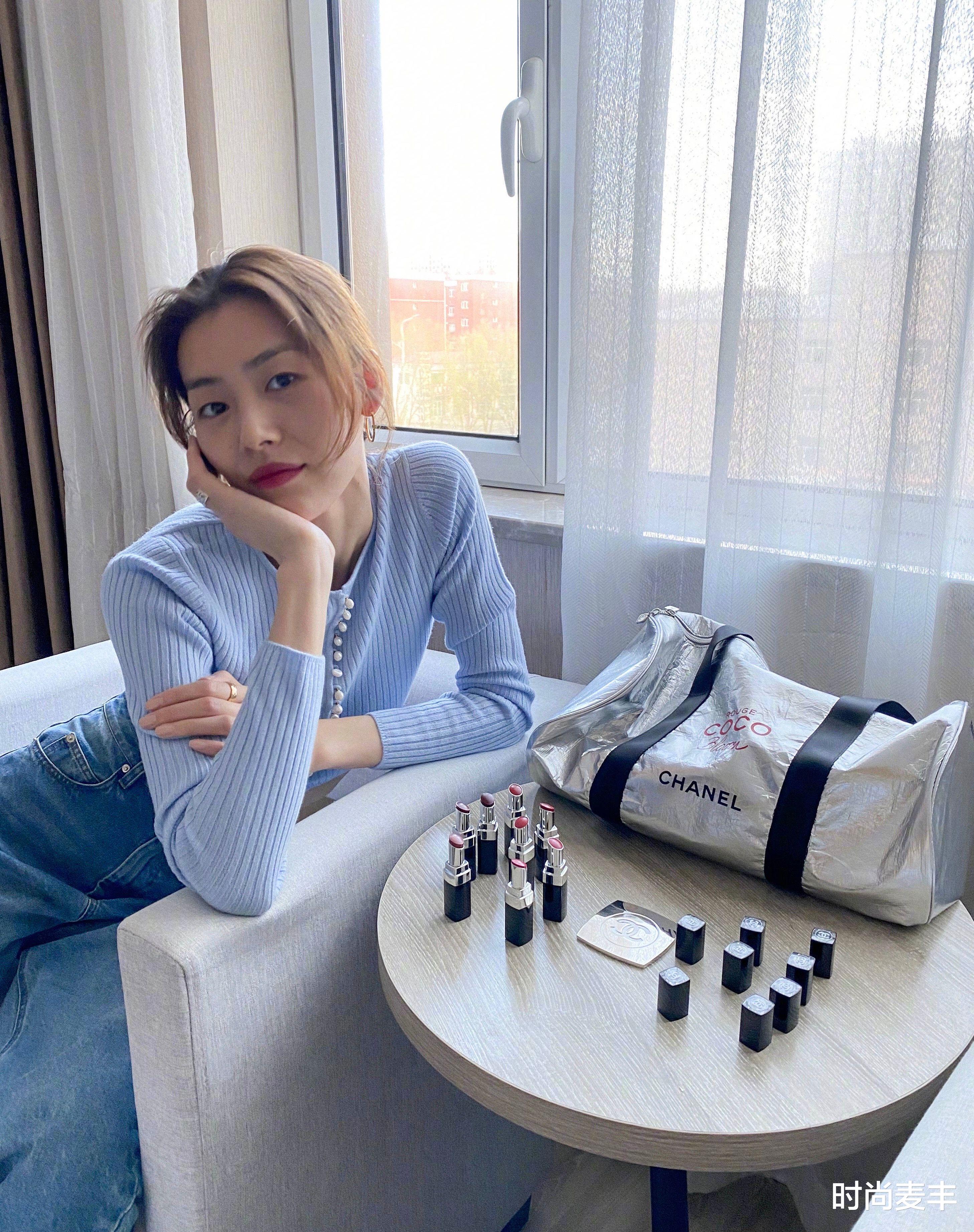 时尚麦丰|刘雯又为香奈儿打call，白色针织上衣配白色长裤，干净清爽