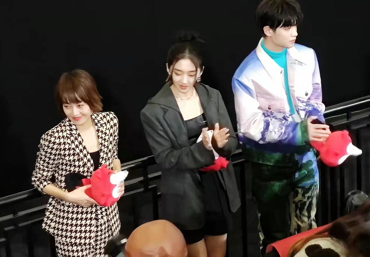 倪虹洁|马伊琍不扮嫩后颜值飙升！穿千鸟格西装秀小蛮腰，却被倪虹洁抢镜