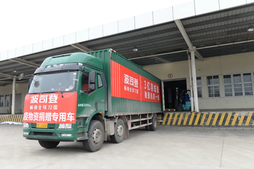 FashionWeek 全新品类出现！风衣+羽绒服是什么神奇宝贝？