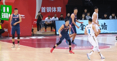 广东男篮|倒霉！广东男篮又伤一员大将，疼得直拍地板，只打1分钟就离场