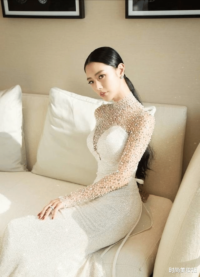 时尚美妆妞|克拉拉才是“尤物身材”，穿白色鱼尾裙曲线迷人，轻松美出圈