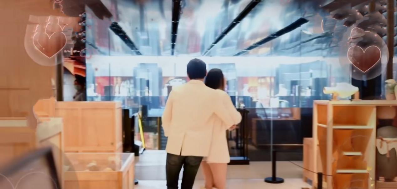 方脸妹说时尚|葵花夫妇产后综艺首秀,郭碧婷穿西装恢复快,向佐霸气搂妻太腻歪