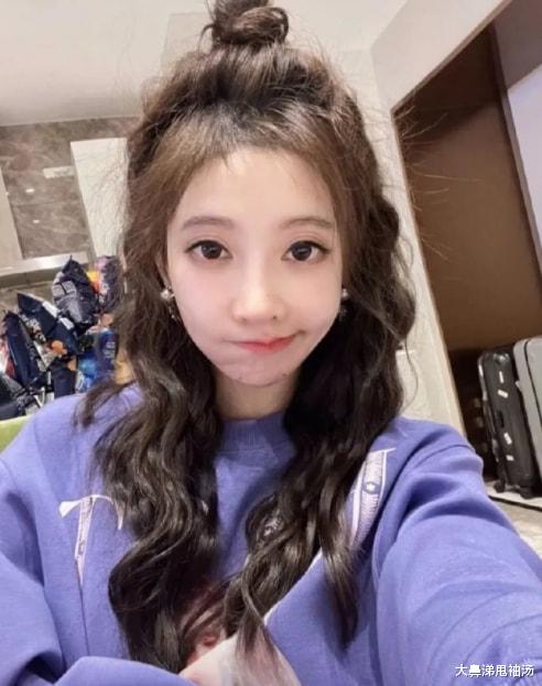 冯提莫|冯提莫拍视频放飞自我，跳舞跳到斗鸡眼，活泼调皮引粉丝吐槽