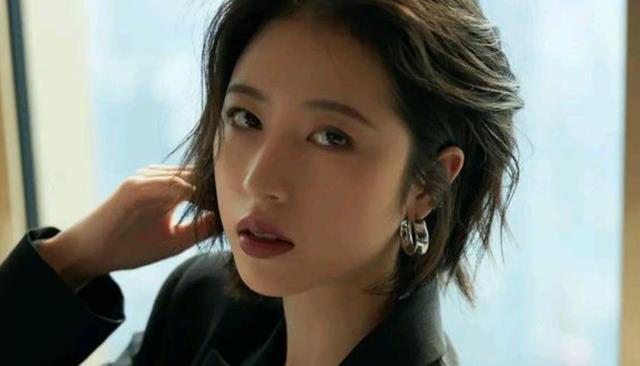 周雨彤|周雨彤被水枪呲到脱妆，露出她瘦10斤的素颜，一点都不像27岁的人