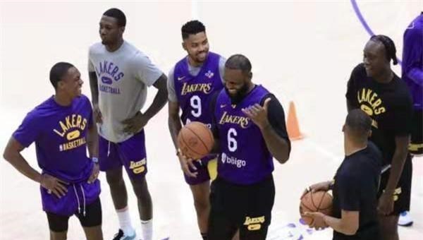 二胎妈妈笑笑|一夜3则消息!沃尔格谈湖人伤病 官宣裁4人 詹姆斯连续收入榜首