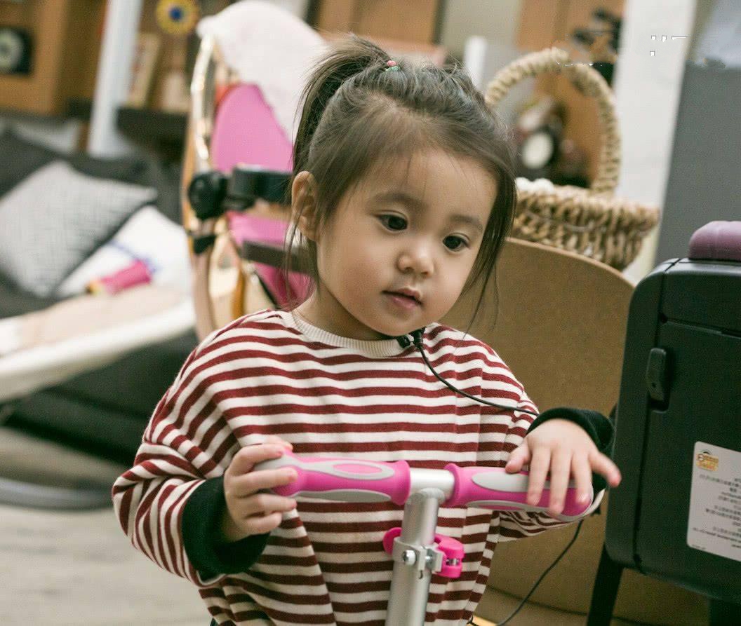 吴秀波|霍建华林心如女儿近照被曝！颜值胜过父母，网友：这是出生即出道