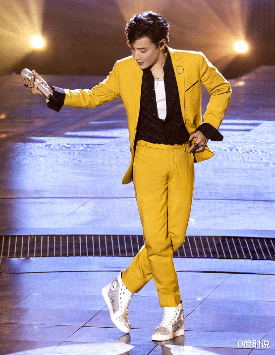 衬衫|陈志朋造型开挂，衬衫扣子故意只扣一半，减肥后帅如“整容”