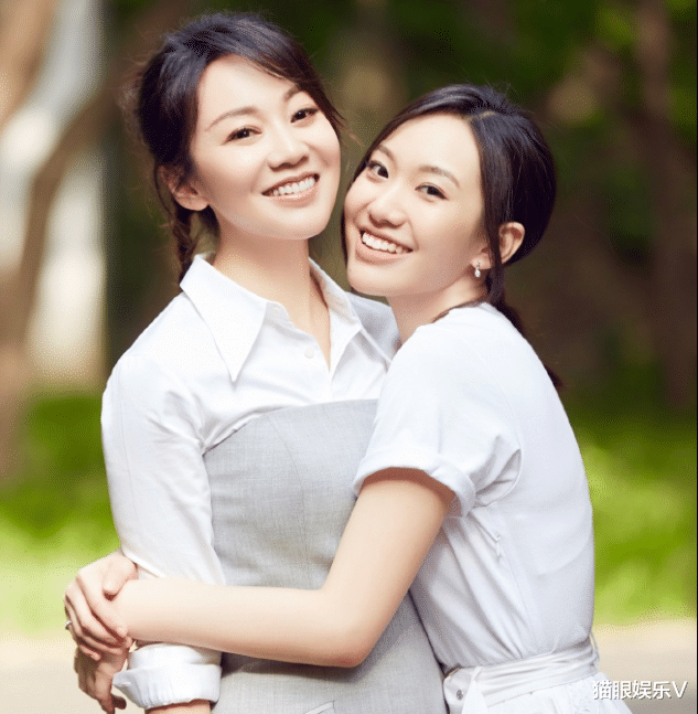 闫妮|50岁闫妮素颜外出，与朋友聚会至凌晨才结束，身材苗条似少女