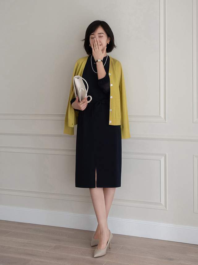 何有强|秋季的简约穿搭指南,毛衣外套搭配吊带裙高级时髦,精致大气