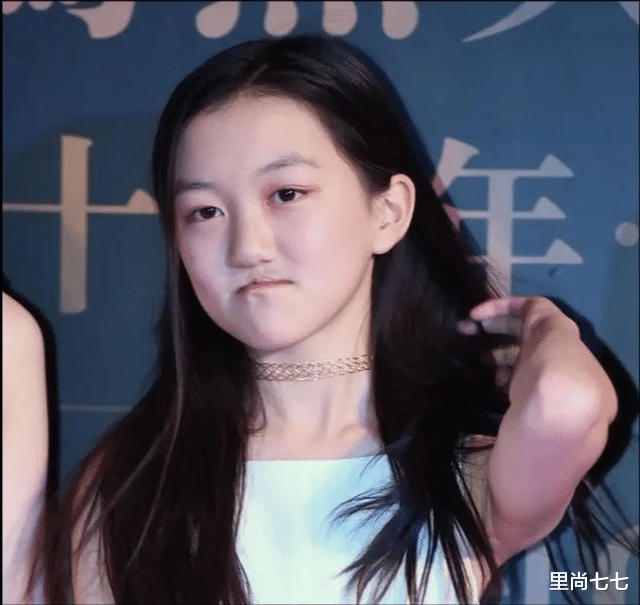 李嫣|李嫣携好友吃冰，“素人闺蜜团”首曝光，她穿吊带成熟装扮太突兀