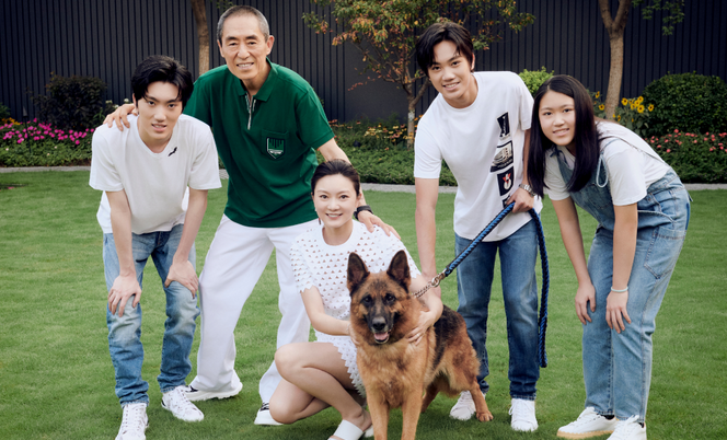 张艺谋|张艺谋妻子晒20岁大儿子！穿黑色西装成熟帅气，五官脸型酷似父亲