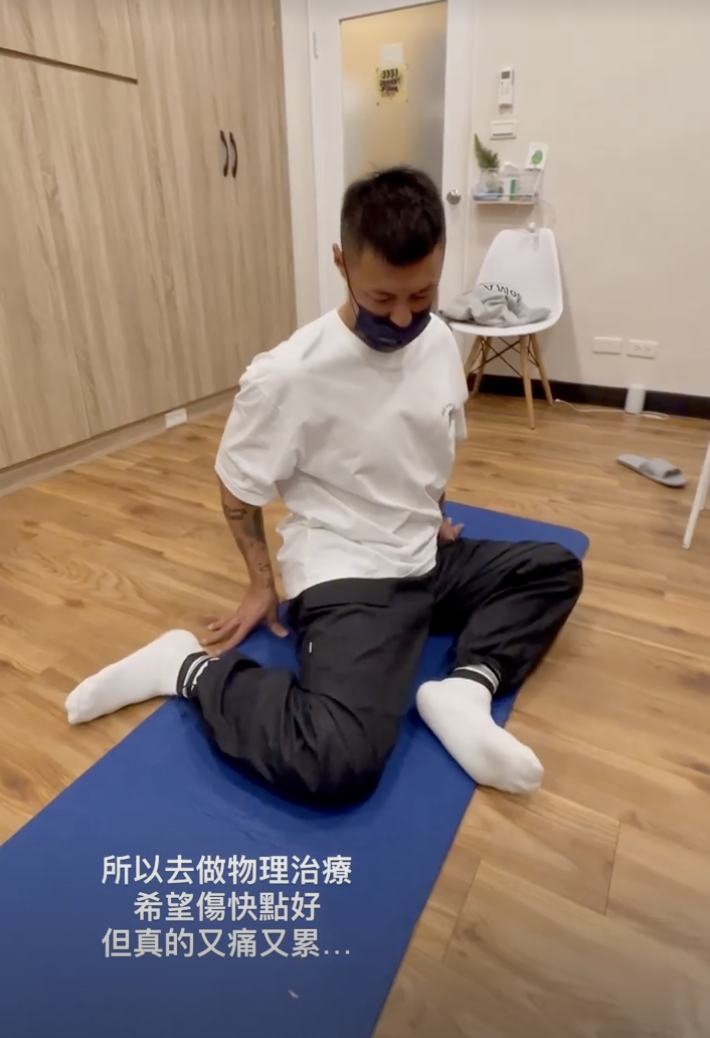 余文乐|40岁余文乐晒照庆生，获娇妻献吻满脸得意，但抬头纹抢镜略显沧桑