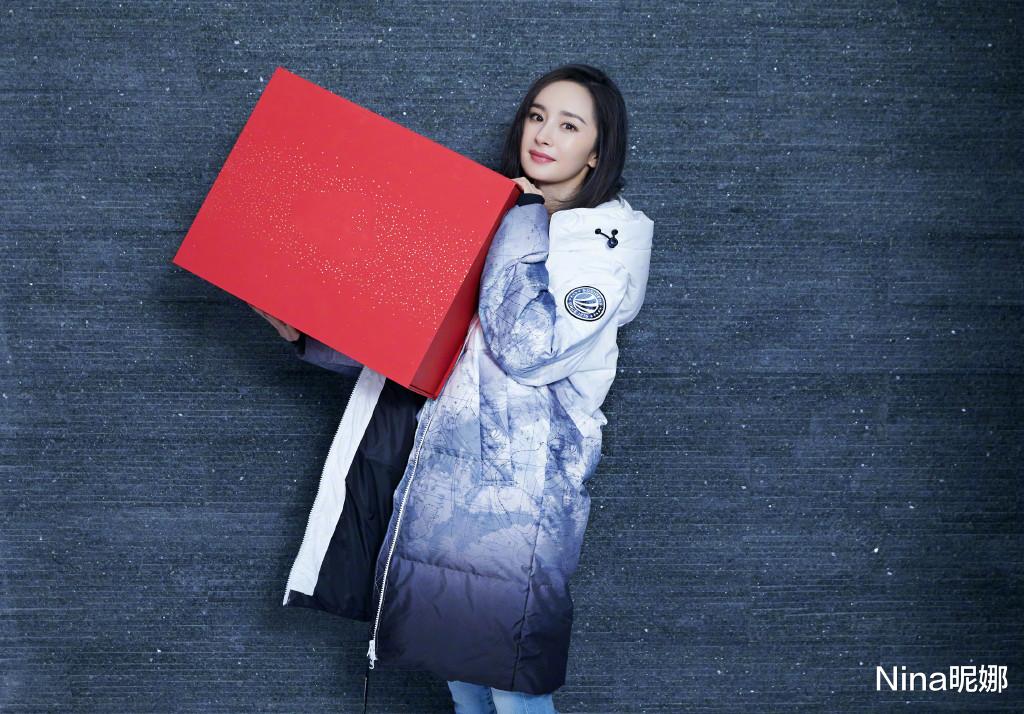 杨幂|杨幂上《王牌对王牌》真抢眼，穿黑丝袜哪吒头唱爱的供养美成少女，心疼关晓彤