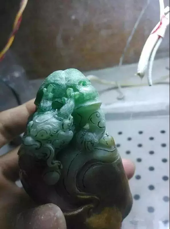 雕刻|开窗绿的翡翠原石带皮雕刻大气龙龟摆件，很是漂亮啊！