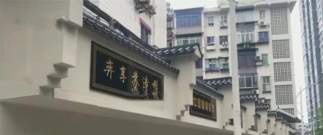 虎说百态聊 湖北一商业街统一更换招牌，成了殡葬一条街，大门口更像公墓入口