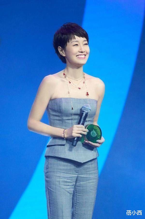 穿衣搭配|“马伊琍”身材骨感不输超模,阿姨年纪穿抹胸套装,轻松美出圈