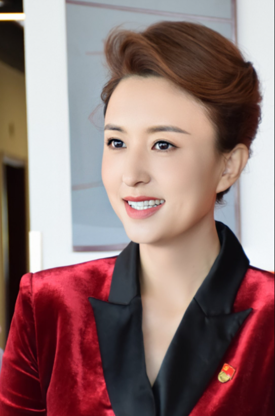 何有强|著名主持人张蕾魅力全开！穿红色丝绒的西装连体裤气场满分，真美