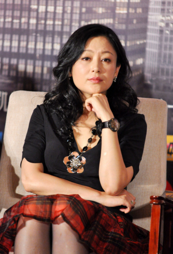 何有强|陈红真是“阿姨辈顶流”，穿黑色上衣配半裙优雅大方，端庄稳重