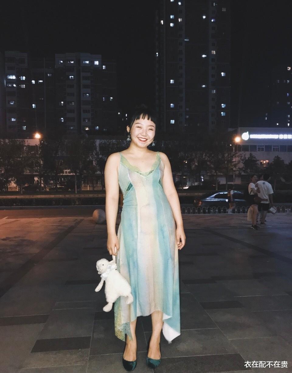 衣在配不在贵 辣目洋子无视偏胖身材，穿“被单裙”出门，虽然显矮但气质却迷人