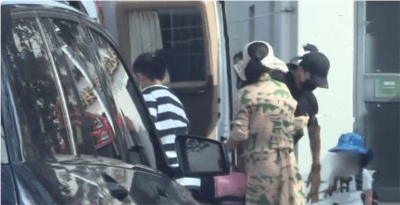 衬衫|谢娜产后一家四口首度同框!她穿连衣裙显虎背熊腰,女儿罕见曝光
