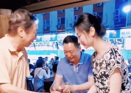 女孩|64岁冯巩饭局私照流出,打脸多少人:层次越高的人,越懂得谦卑