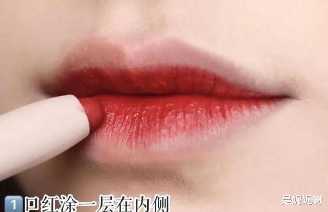 针织衫|涂口红别再“抿嘴”了，会化妆的女生都这样做，唇感高级还持久