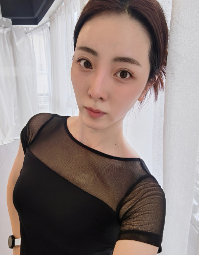 李思思|央视主持李思思晒跳舞照！穿透视上衣皮肤白，手上绿宝石戒指吸睛