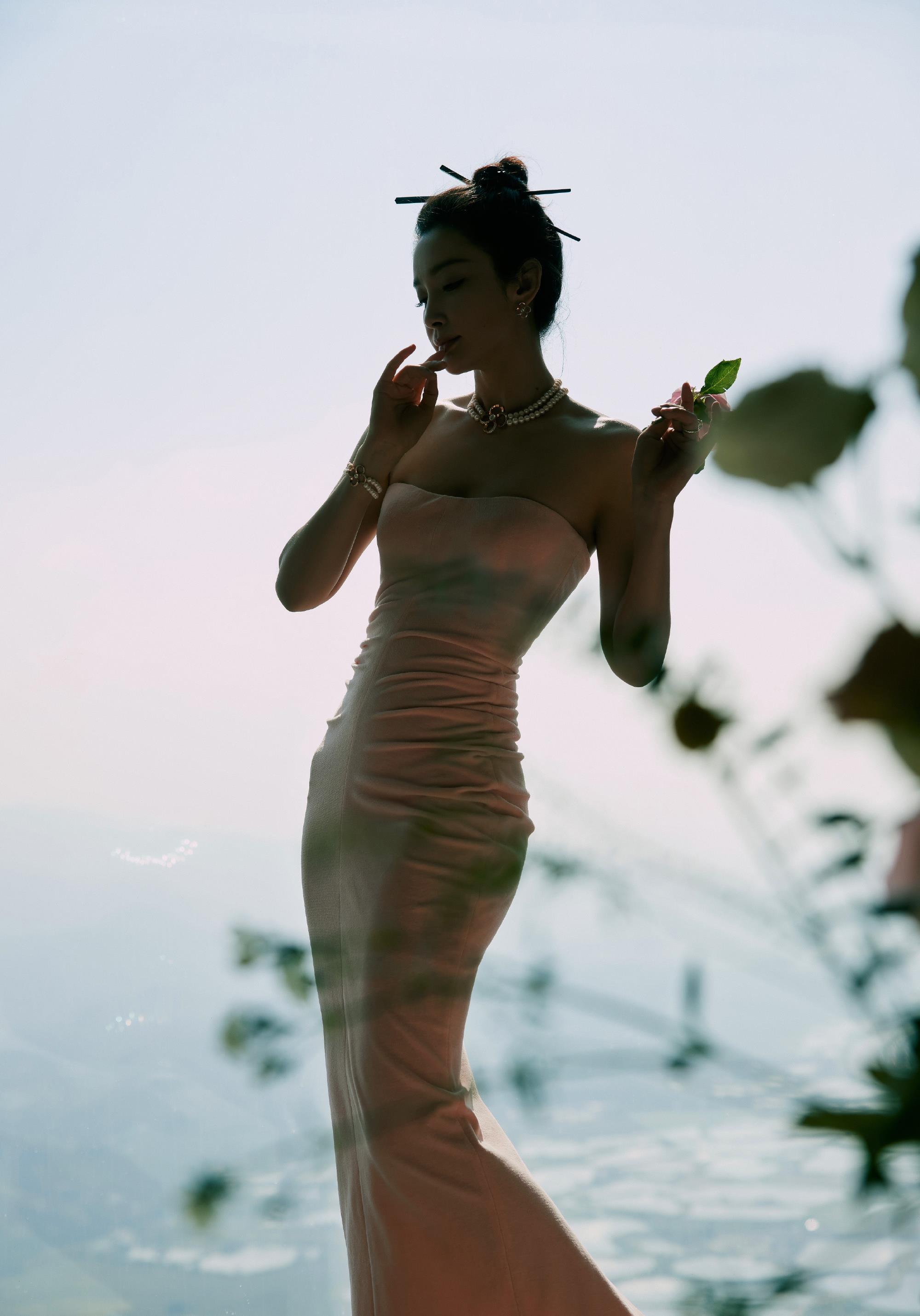 何洁|李冰冰身材真令人羡慕！穿粉色鱼尾礼服腰身婀娜，筷子发簪有点仙