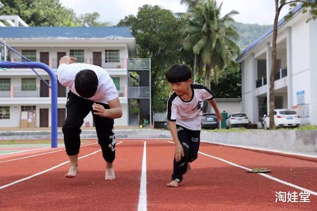 淘娃堂|“爱光脚”与“早穿鞋”的娃,发育差别明显!父母别再自作聪明