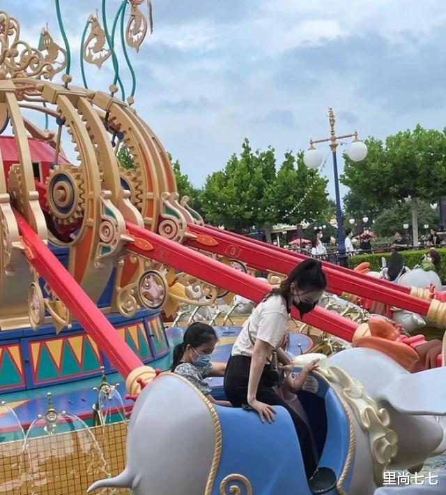 张萌|张萌携女儿出游被偶遇！3岁女儿罕见曝光，黝黑肤色太像爸爸