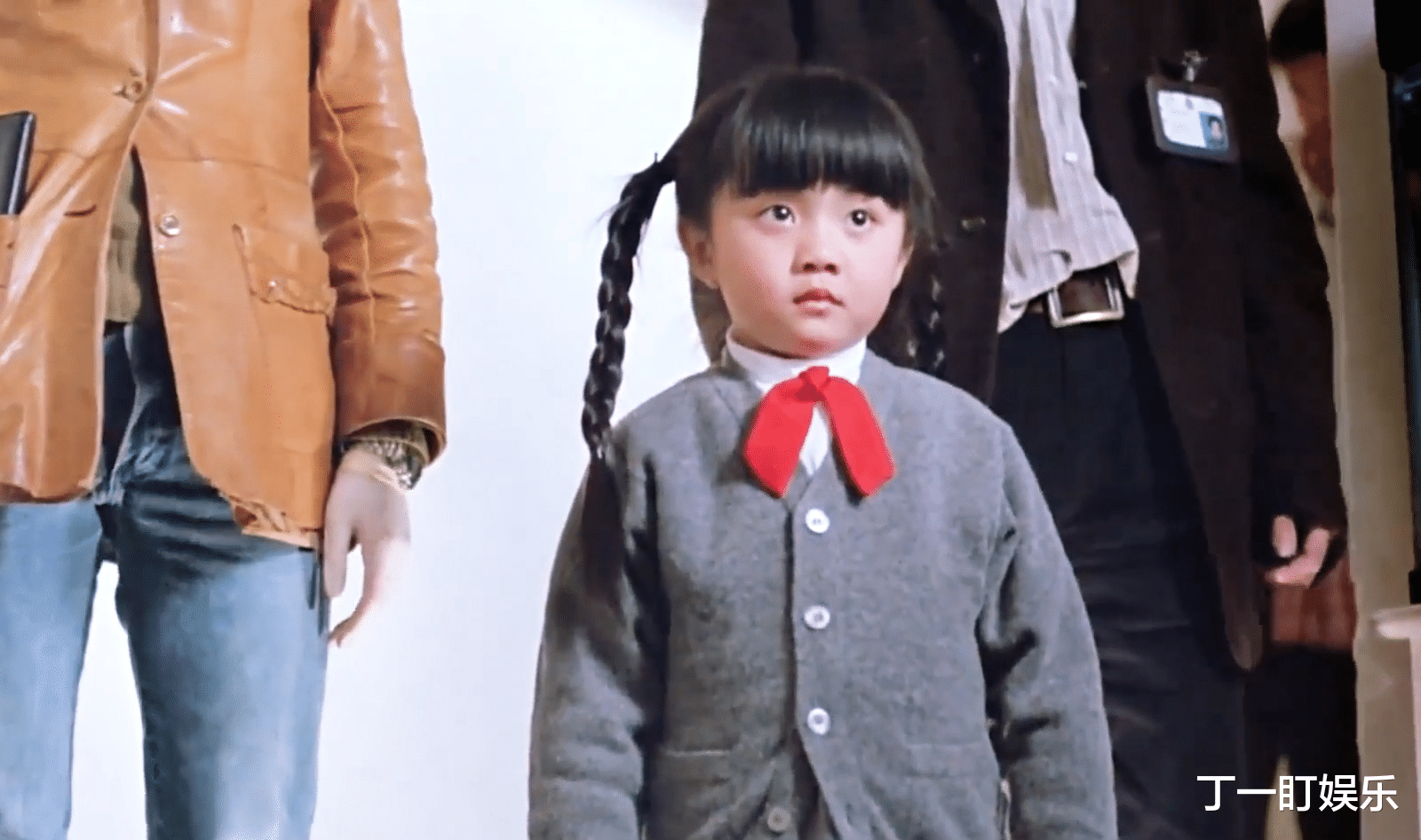 丁一盯娱乐 女孩亲眼目睹妈妈被害，第一反应却是淡定写作业！香港悬疑电影