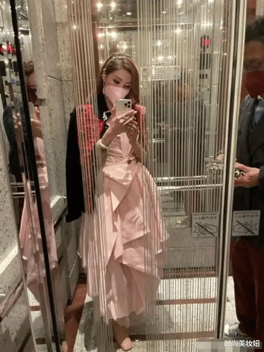 赵雅芝|50岁李嘉欣也老了，穿蓝色裙随豪门老公亮相，一看脖子暴露年龄