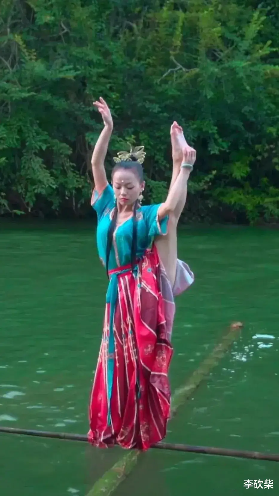 杨柳|踏一根竹子便可在水中跳舞的绝技，这25岁贵州女孩，惊艳了世界