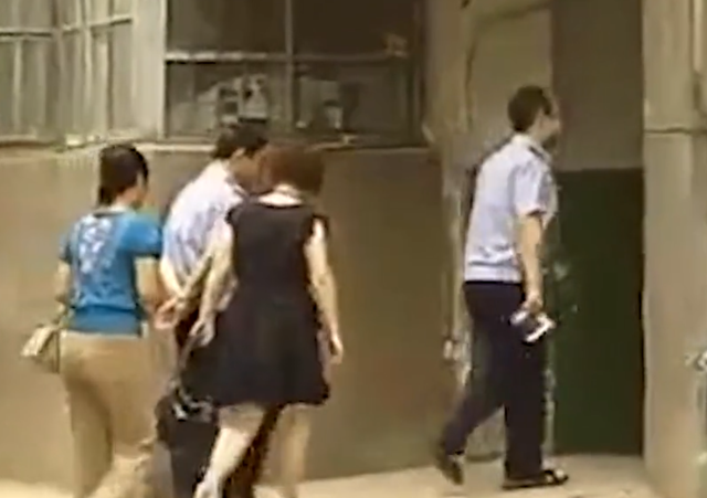 小猫咪的星座故事 邻居闻到恶臭,打开门发现女主人已经去世,丈夫儿子在旁吃香喝辣