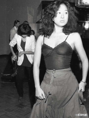 小陈聊搭配|72岁王薇薇胜似27岁少女，全网都在夸的时装设计师究竟有什么魔力