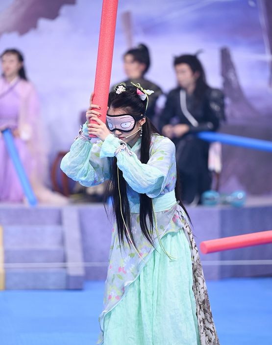 关晓彤|关晓彤穿白裙跳古风舞，脚上的鞋子是亮点，这才是对古装的尊重