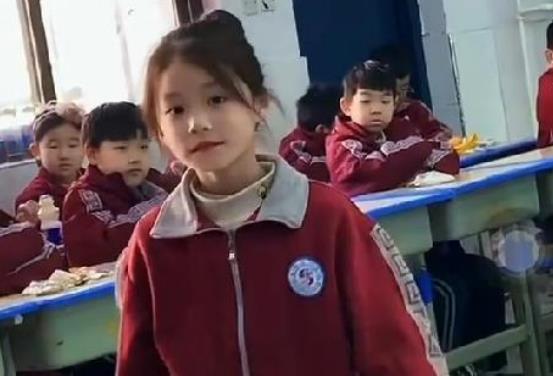 明星|娃娃也内卷？随手拍下一张照片惹人注目，这模样都可以当明星了！