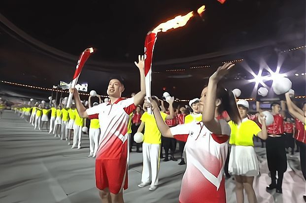 全球时尚风行|双金得主杨倩了不得!点燃全运会主火炬比巨星有范,马龙苏炳添帅气登场