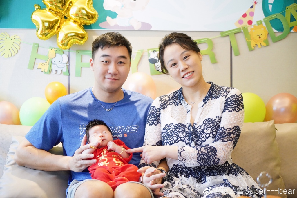 赵芸蕾|有爱！国羽奥运冠军怀抱女儿出镜太幸福，产后仅100天便瘦身成功