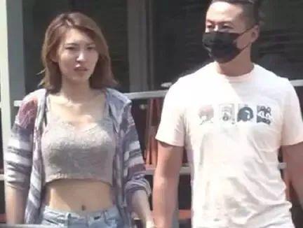 失控的小青蛙|曾和胡歌齐名，还是汤唯初恋，如今42岁未婚给黄轩做配