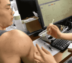 疫苗|肌肉帅哥接种疫苗，秀出麒麟臂满屏荷尔蒙，网友：我也想当护士！