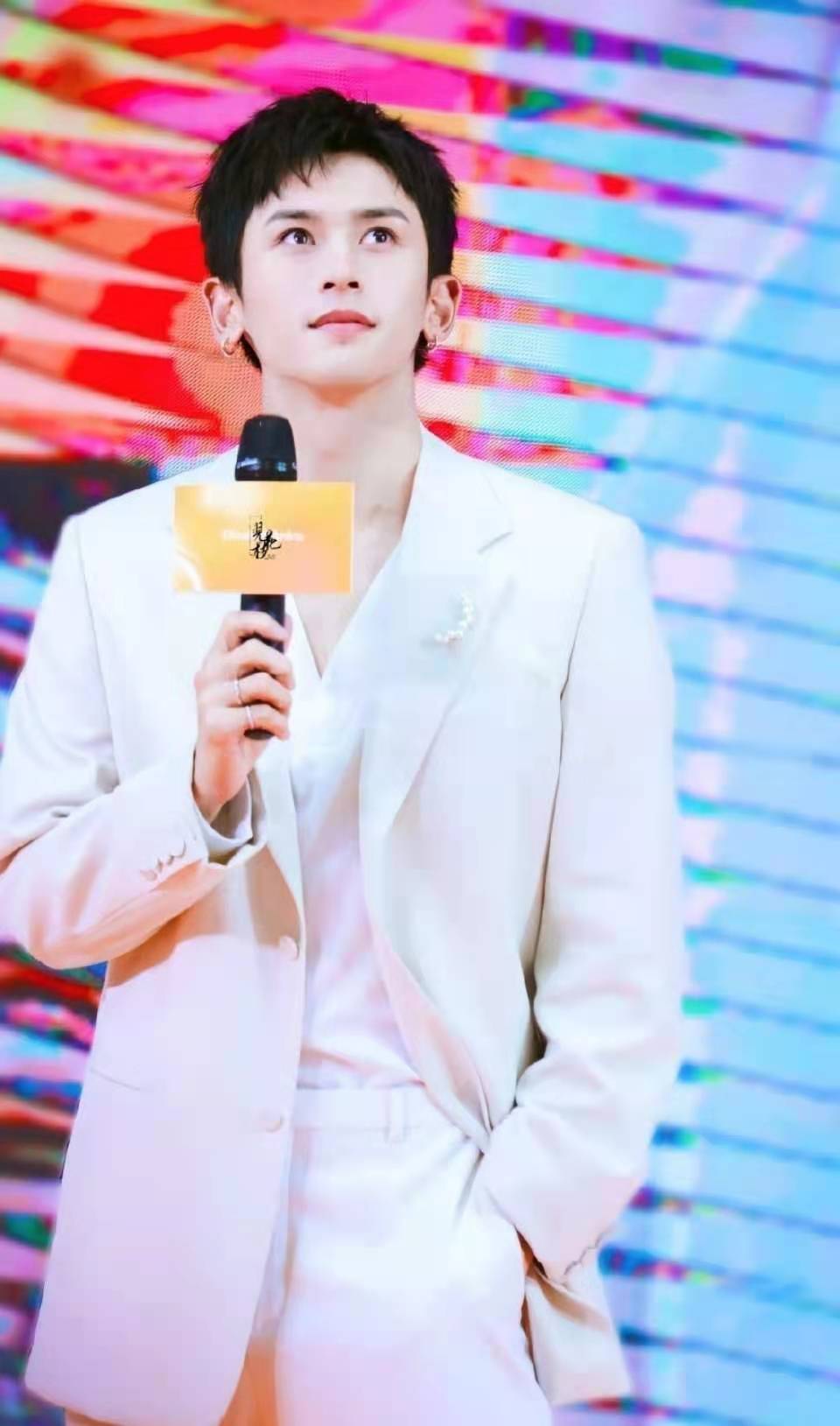 张哲瀚|张哲瀚疑似绯闻女友曝光,两人合照亲密程度太高,浪浪钉塌房了?