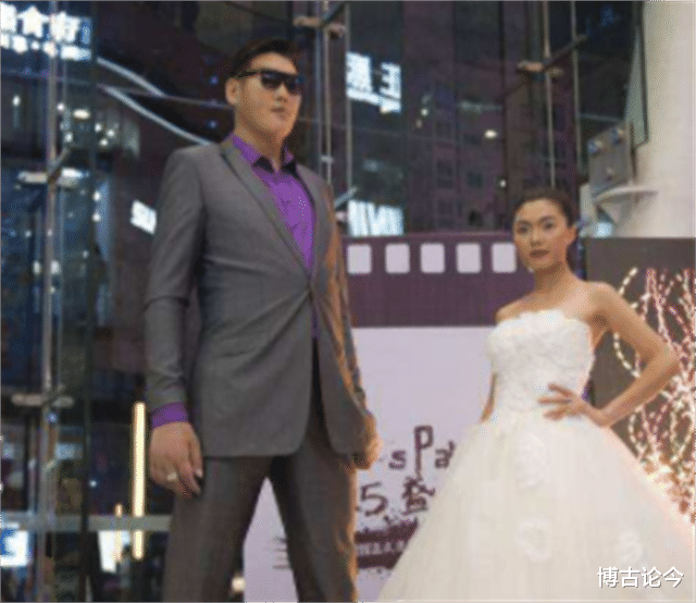 张欢|亚洲巨人张欢身高2.38米，与女星、网红传绯闻，35岁发愁没有女友