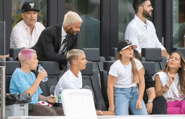 哈珀·贝克汉姆|贝克汉姆带孩子们看球赛，10岁小七又胖一大圈，超大戒指抢镜